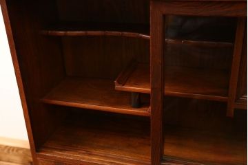 アンティーク家具　古民具・骨董 三方欅材の小振りで上質な茶箪笥(茶棚、飾り棚)