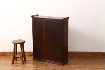 アンティーク家具　古民具・骨董 三方欅材の小振りで上質な茶箪笥(茶棚、飾り棚)