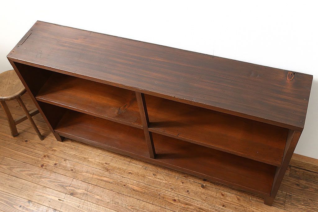 レトロ家具　昭和レトロ 古い木のシンプルな脚付き本棚(飾り棚、書棚、陳列棚)