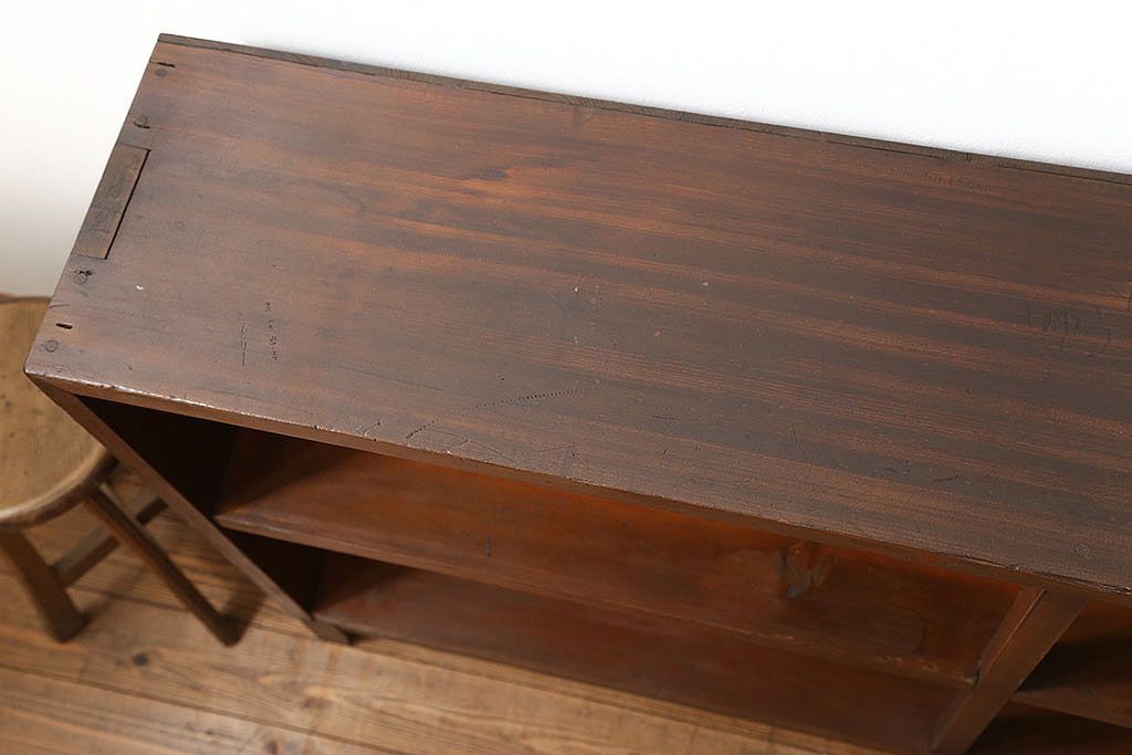 レトロ家具　昭和レトロ 古い木のシンプルな脚付き本棚(飾り棚、書棚、陳列棚)