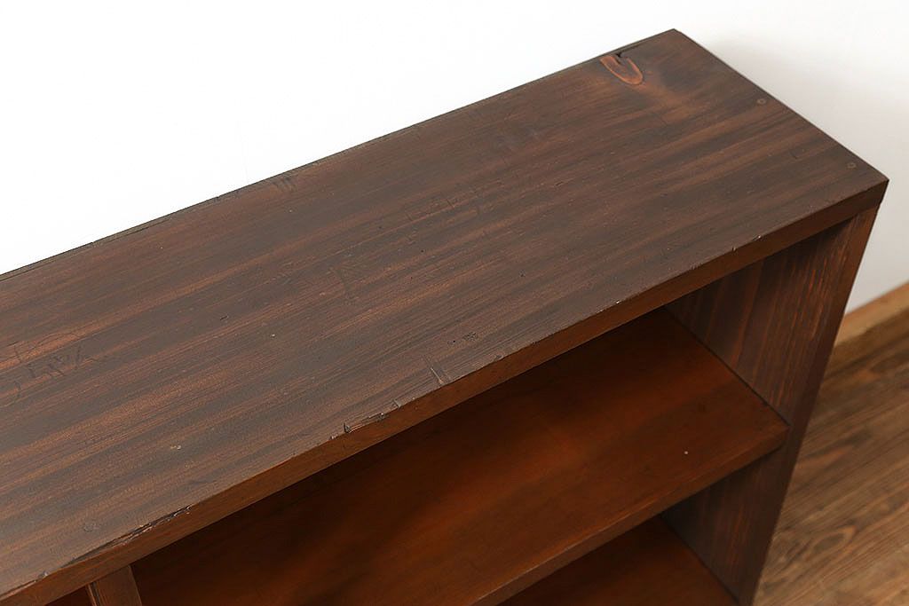 レトロ家具　昭和レトロ 古い木のシンプルな脚付き本棚(飾り棚、書棚、陳列棚)