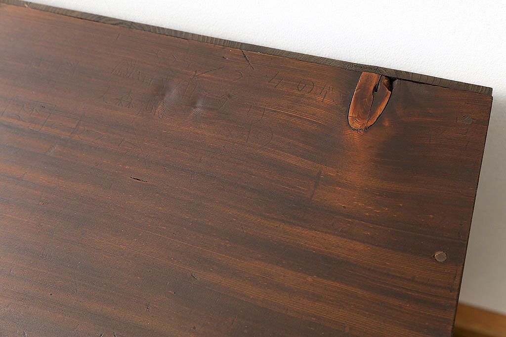 レトロ家具　昭和レトロ 古い木のシンプルな脚付き本棚(飾り棚、書棚、陳列棚)