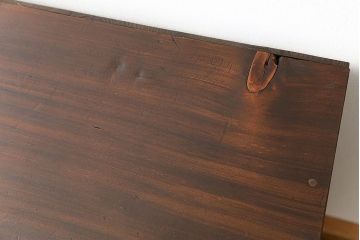 レトロ家具　昭和レトロ 古い木のシンプルな脚付き本棚(飾り棚、書棚、陳列棚)