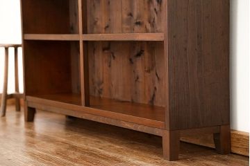 レトロ家具　昭和レトロ 古い木のシンプルな脚付き本棚(飾り棚、書棚、陳列棚)