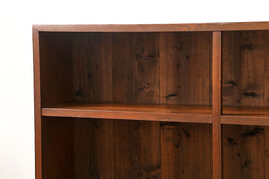 レトロ家具　昭和レトロ 古い木のシンプルな脚付き本棚(飾り棚、書棚、陳列棚)