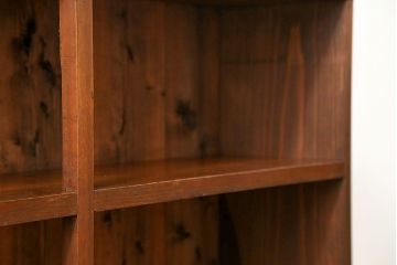 レトロ家具　昭和レトロ 古い木のシンプルな脚付き本棚(飾り棚、書棚、陳列棚)