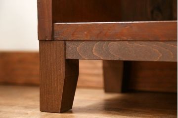 レトロ家具　昭和レトロ 古い木のシンプルな脚付き本棚(飾り棚、書棚、陳列棚)