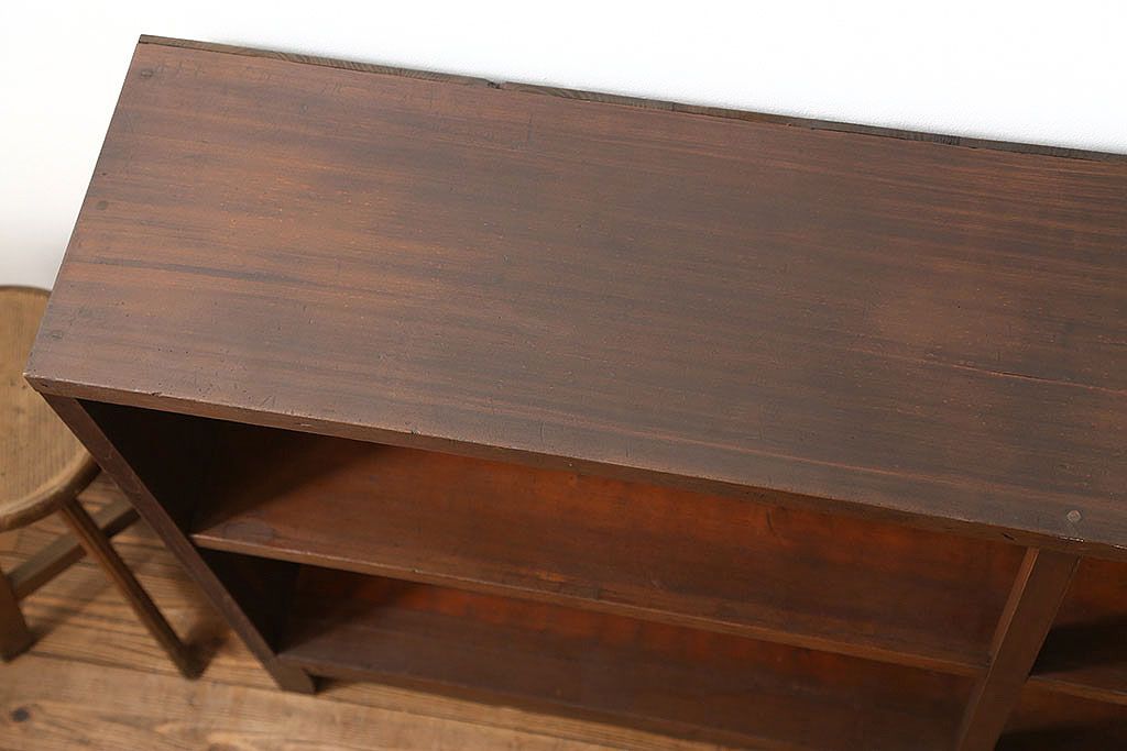 レトロ家具　昭和レトロ 古い木のシンプルな脚付き本棚(2)(飾り棚、書棚、陳列棚)