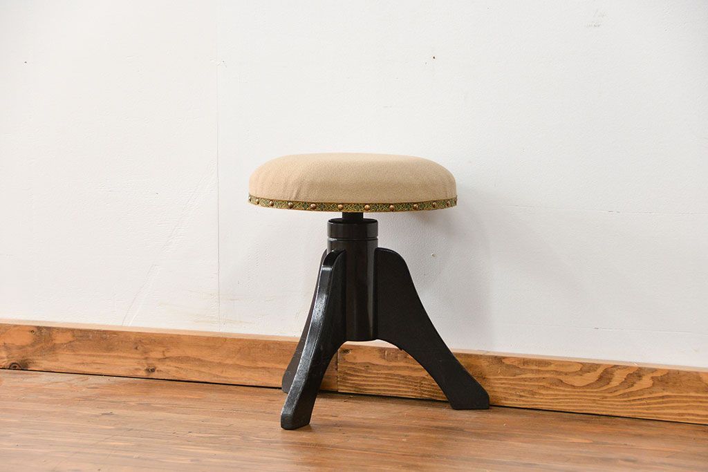 アンティーク家具　アンティーク かわいいデザインの回転スツール(丸椅子、イス)