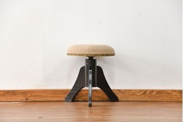 アンティーク家具　アンティーク かわいいデザインの回転スツール(丸椅子、イス)