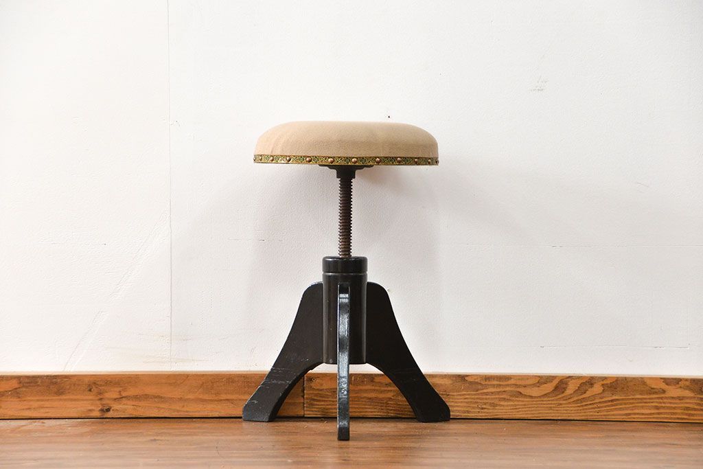 アンティーク家具　アンティーク かわいいデザインの回転スツール(丸椅子、イス)