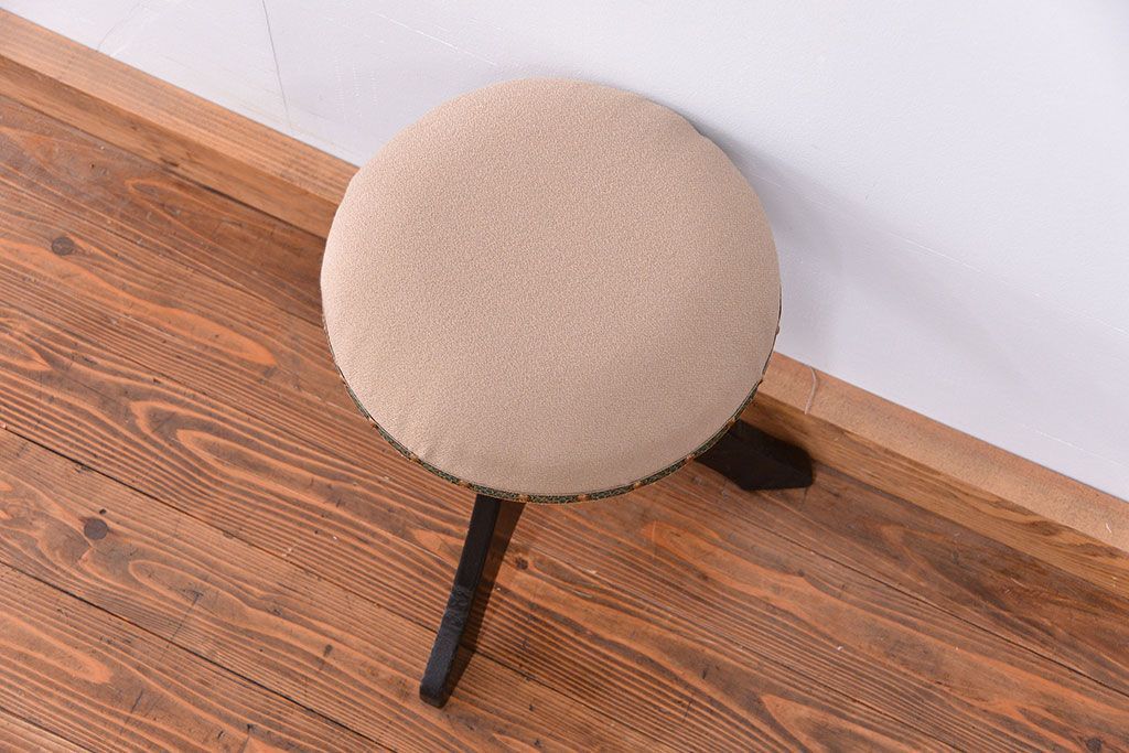 アンティーク家具　アンティーク かわいいデザインの回転スツール(丸椅子、イス)