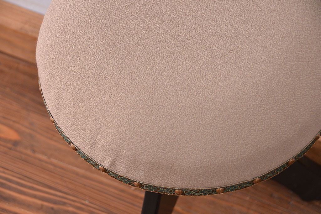 アンティーク家具　アンティーク かわいいデザインの回転スツール(丸椅子、イス)