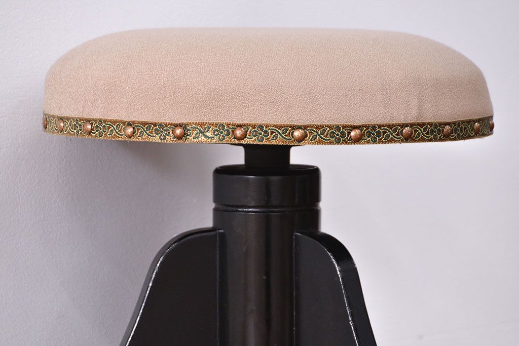 アンティーク家具　アンティーク かわいいデザインの回転スツール(丸椅子、イス)