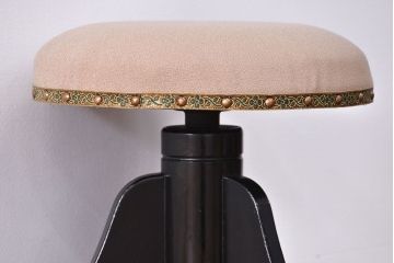 アンティーク家具　アンティーク かわいいデザインの回転スツール(丸椅子、イス)