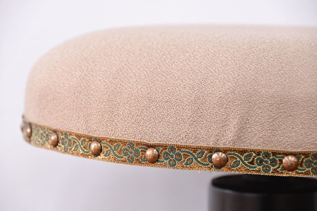 アンティーク家具　アンティーク かわいいデザインの回転スツール(丸椅子、イス)