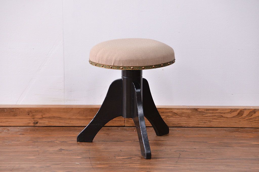 アンティーク家具　アンティーク かわいいデザインの回転スツール(丸椅子、イス)