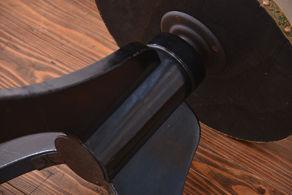 アンティーク家具　アンティーク かわいいデザインの回転スツール(丸椅子、イス)