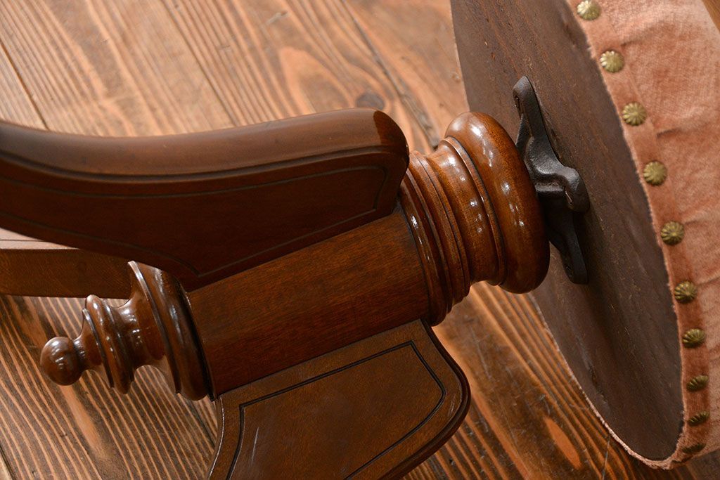 アンティーク家具　アンティーク 古い木のかわいい回転スツール(丸椅子、丸イス)