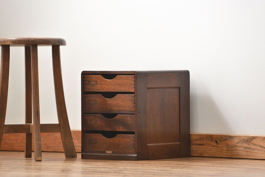 アンティーク家具　アンティーク 古いナラ材の両面使いの四段小引き出し