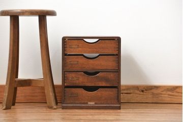 アンティーク家具　アンティーク 古いナラ材の両面使いの四段小引き出し