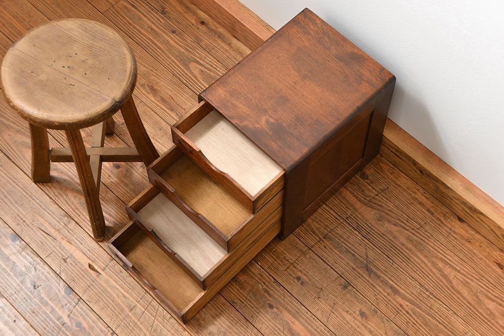 アンティーク家具　アンティーク 古いナラ材の両面使いの四段小引き出し