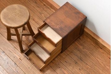 アンティーク家具　アンティーク 古いナラ材の両面使いの四段小引き出し