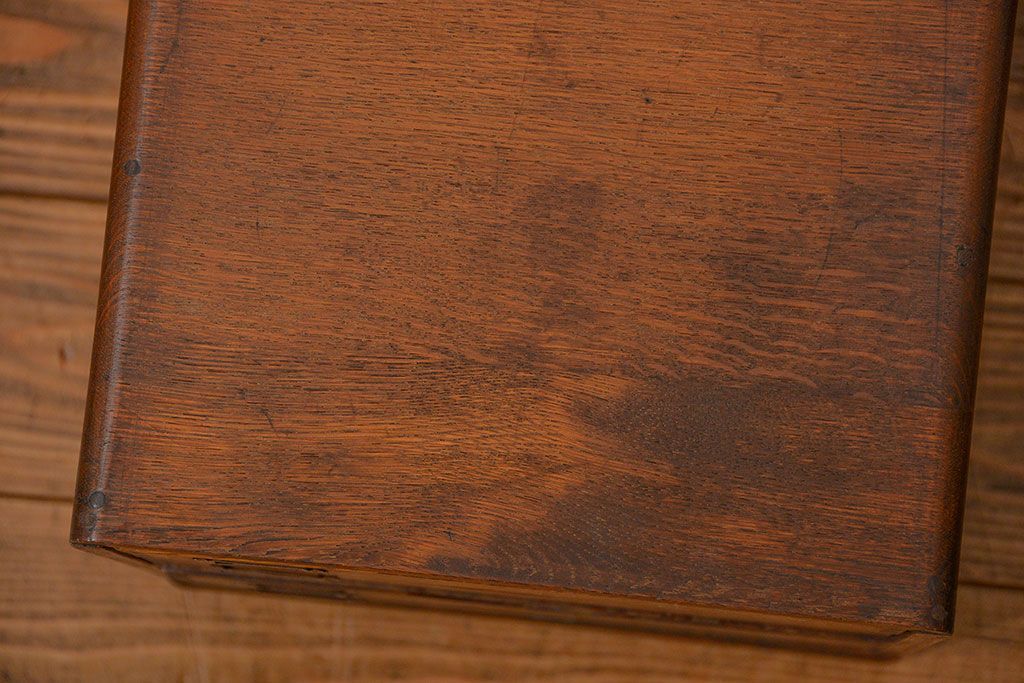 アンティーク家具　アンティーク 古いナラ材の両面使いの四段小引き出し