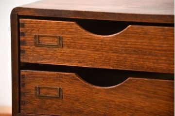 アンティーク家具　アンティーク 古いナラ材の両面使いの四段小引き出し