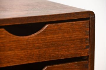 アンティーク家具　アンティーク 古いナラ材の両面使いの四段小引き出し