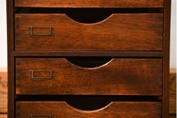 アンティーク家具　アンティーク 古いナラ材の両面使いの四段小引き出し