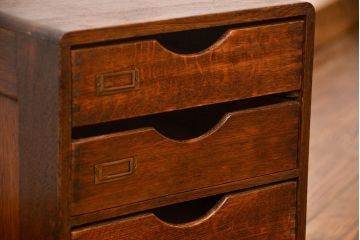 アンティーク家具　アンティーク 古いナラ材の両面使いの四段小引き出し