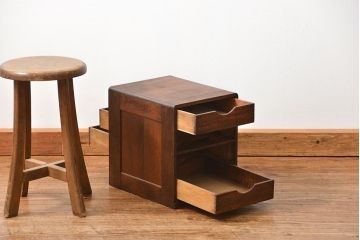 アンティーク家具　アンティーク 古いナラ材の両面使いの四段小引き出し