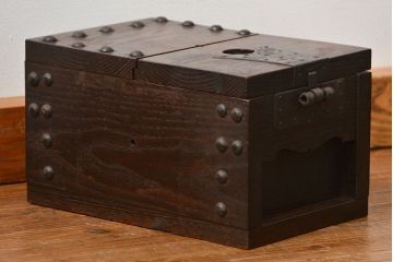 古民具・骨董 小振りな総栗　銭箱(収納箱、貯金箱、銭函)