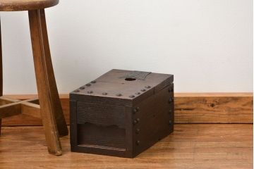 古民具・骨董 小振りな総栗　銭箱(収納箱、貯金箱、銭函)