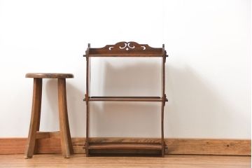 アンティーク家具　アンティーク 古い栓材の小さなかわいい本棚(飾り棚、ブックシェルフ)