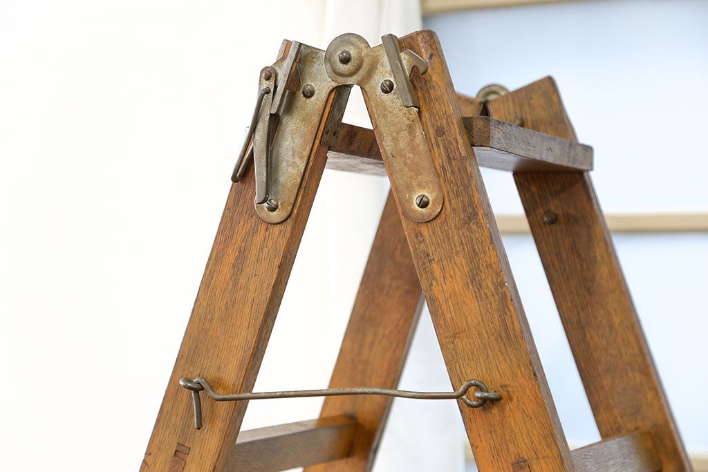 1092 ビンテージ　古い木のステップラダー　脚立　梯子　飾り棚　古家具　レトロ 1092 ビンテージ 古い木のステップラダー 脚立 梯子 飾り棚 古