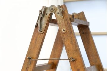 昭和レトロ 古いナラ材の大きな木製脚立(ステップ、ラダー)