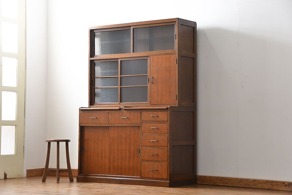 ヴィンテージ家具　1960年代 かわいいデザインのビンテージ食器棚(アンティーク、モールガラス、食器棚、収納棚)