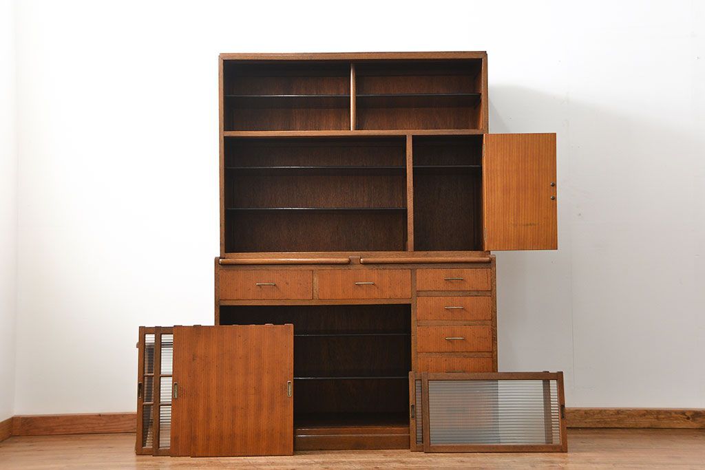 ヴィンテージ家具　1960年代 かわいいデザインのビンテージ食器棚(アンティーク、モールガラス、食器棚、収納棚)