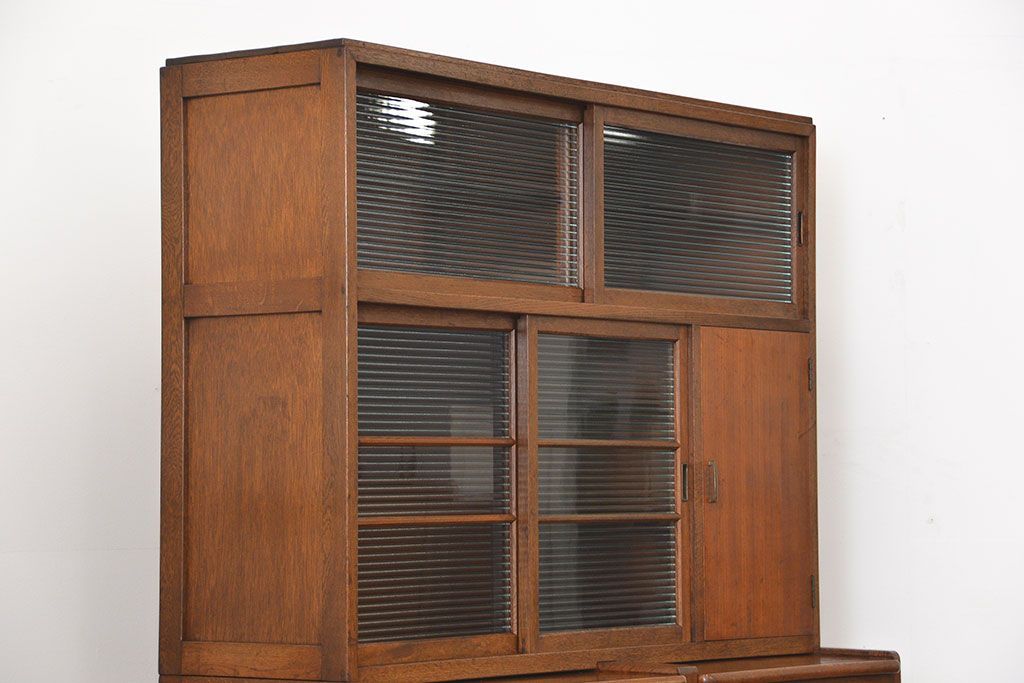 ヴィンテージ家具　1960年代 かわいいデザインのビンテージ食器棚(アンティーク、モールガラス、食器棚、収納棚)