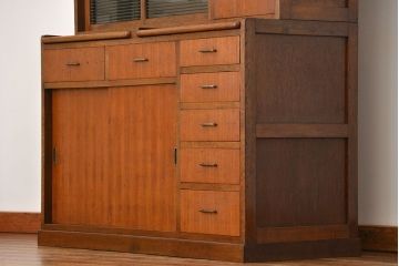 ヴィンテージ家具　1960年代 かわいいデザインのビンテージ食器棚(アンティーク、モールガラス、食器棚、収納棚)