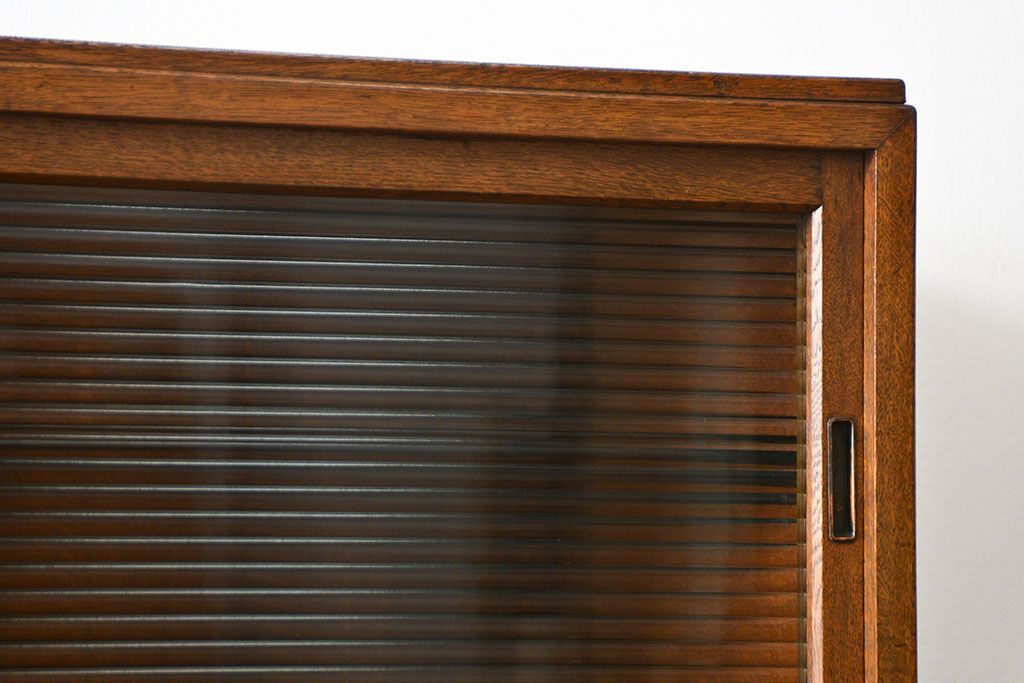 ヴィンテージ家具　1960年代 かわいいデザインのビンテージ食器棚(アンティーク、モールガラス、食器棚、収納棚)