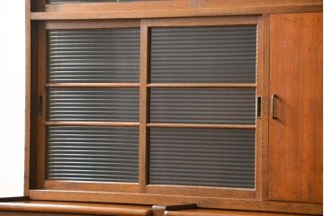 ヴィンテージ家具　1960年代 かわいいデザインのビンテージ食器棚(アンティーク、モールガラス、食器棚、収納棚)