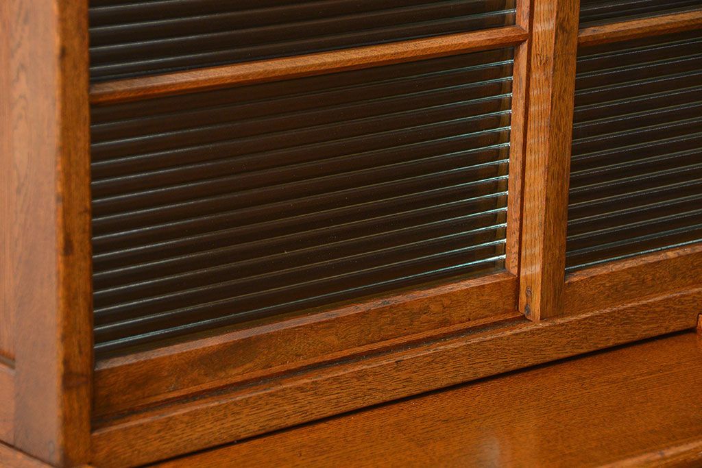 ヴィンテージ家具　1960年代 かわいいデザインのビンテージ食器棚(アンティーク、モールガラス、食器棚、収納棚)