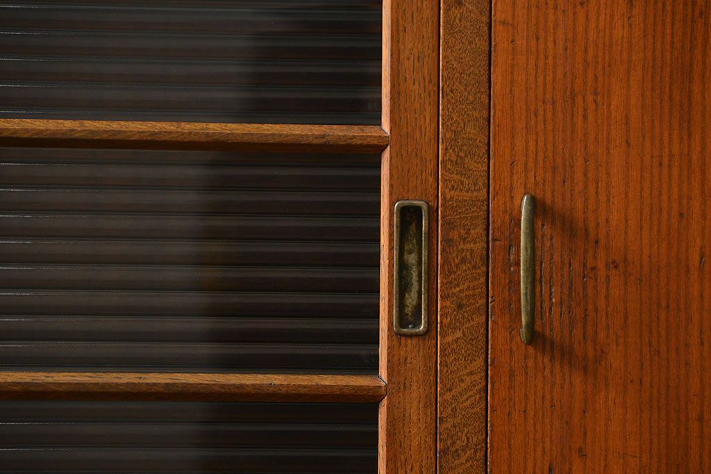 ヴィンテージ家具　1960年代 かわいいデザインのビンテージ食器棚(アンティーク、モールガラス、食器棚、収納棚)