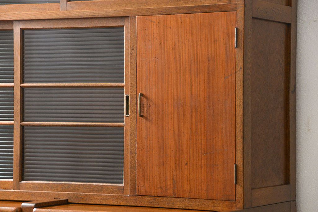 ヴィンテージ家具　1960年代 かわいいデザインのビンテージ食器棚(アンティーク、モールガラス、食器棚、収納棚)