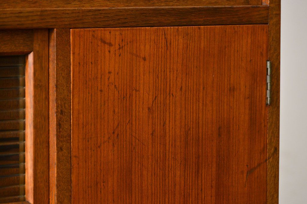 ヴィンテージ家具　1960年代 かわいいデザインのビンテージ食器棚(アンティーク、モールガラス、食器棚、収納棚)