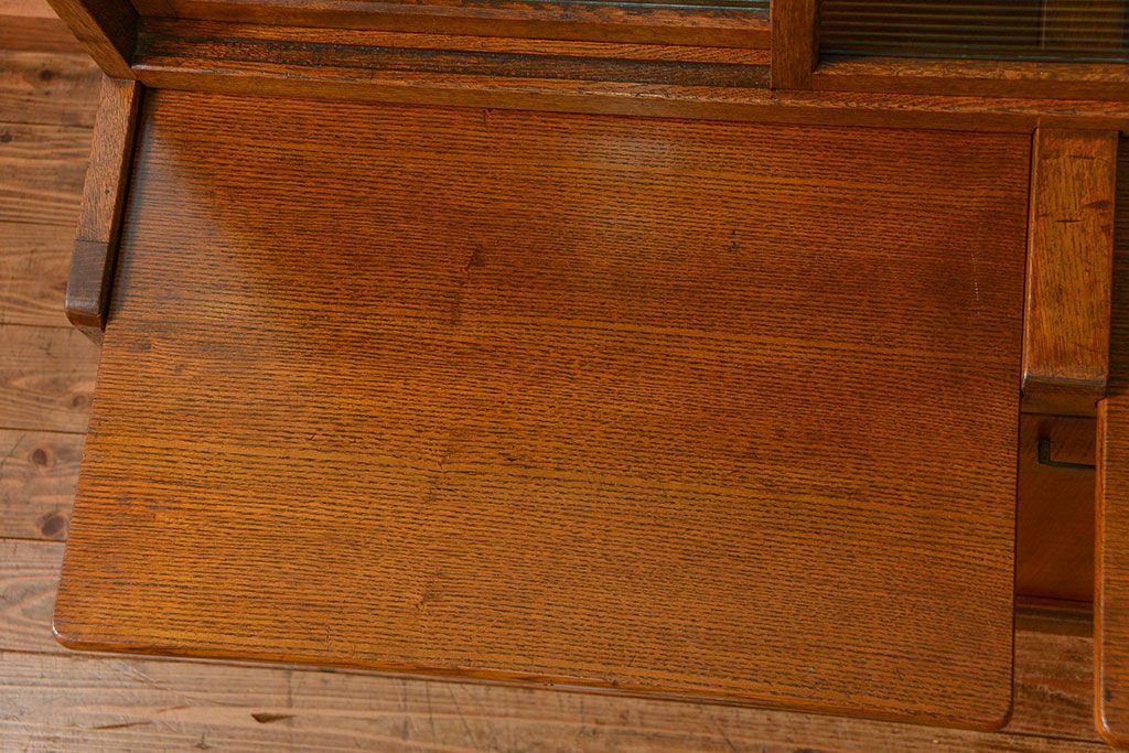 ヴィンテージ家具　1960年代 かわいいデザインのビンテージ食器棚(アンティーク、モールガラス、食器棚、収納棚)