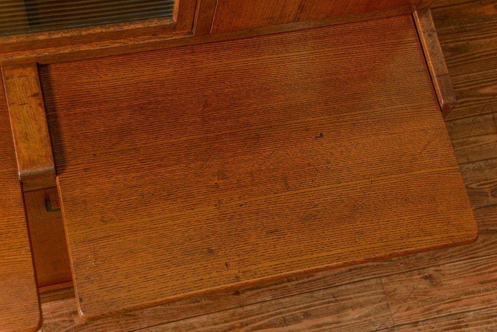 ヴィンテージ家具　1960年代 かわいいデザインのビンテージ食器棚(アンティーク、モールガラス、食器棚、収納棚)